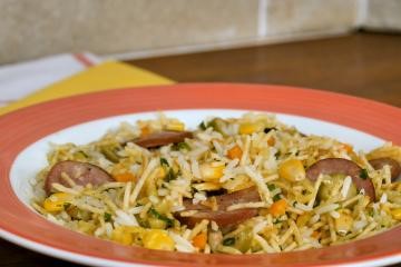 Arroz com calabresa e batata palha